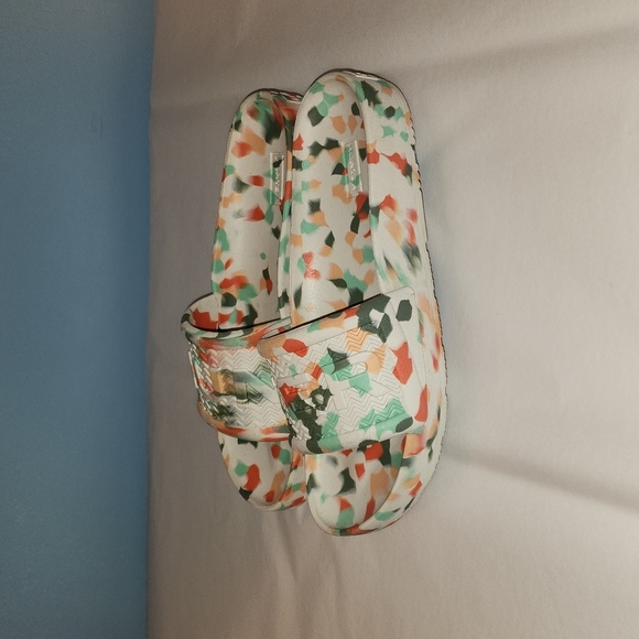 Hunter Slides - Picture 2 of 5